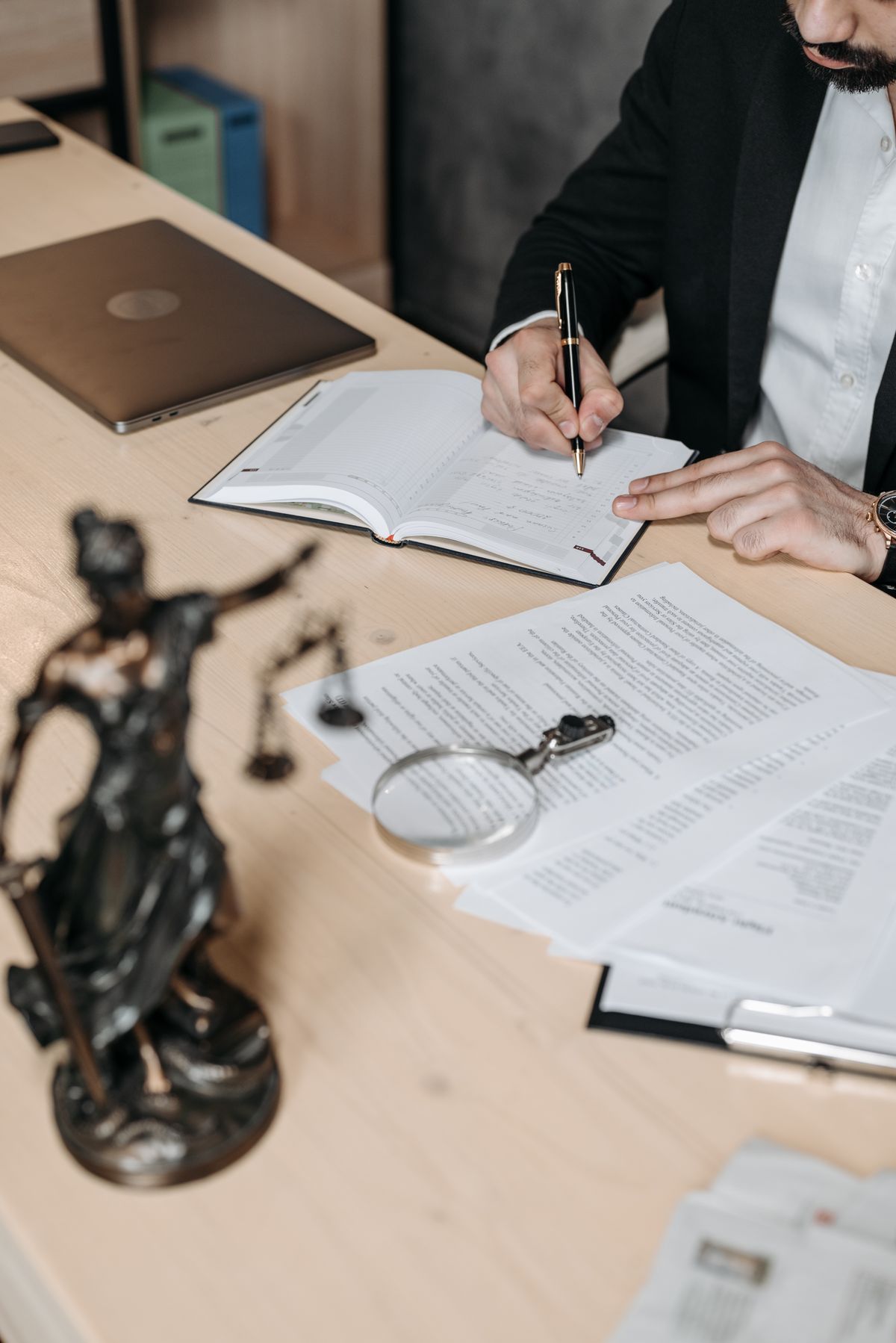 Analyse des pièces contractuelles pour contester une clause limitative de responsabilité